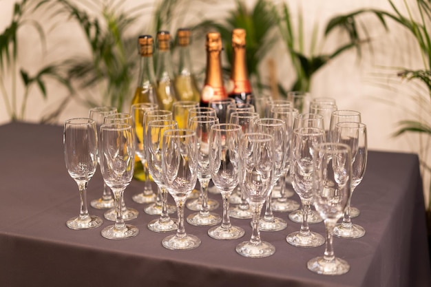 Muchas copas de vino en el buffet de mesa