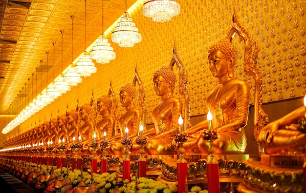 Muchas estatuas doradas de Buda en el templo.