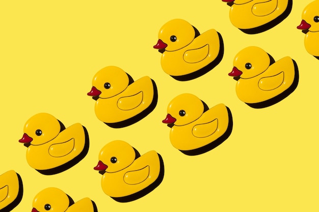 Muchas figuras de un patito sobre un fondo amarillo.