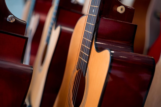 Muchas filas de guitarras clásicas en la tienda de música