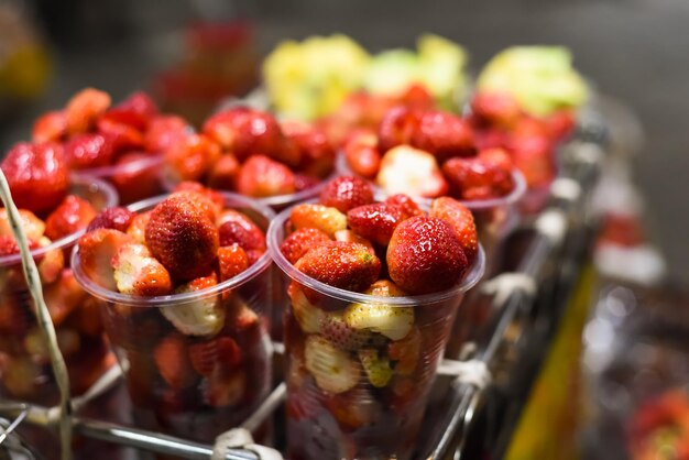 Muchas fresas naturales frescas en el mercado nocturno vietnamita en Da Lat