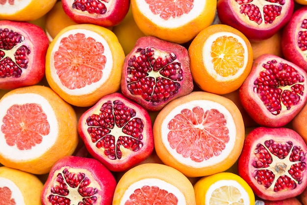 Muchas frutas abiertas de fondo en un mercado en Estambul