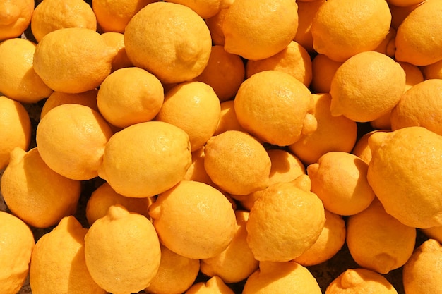 muchas frutas de limones amarillos para hacer limonada refrescante