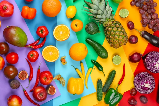 Foto muchas frutas y verduras en el fondo del arco iris