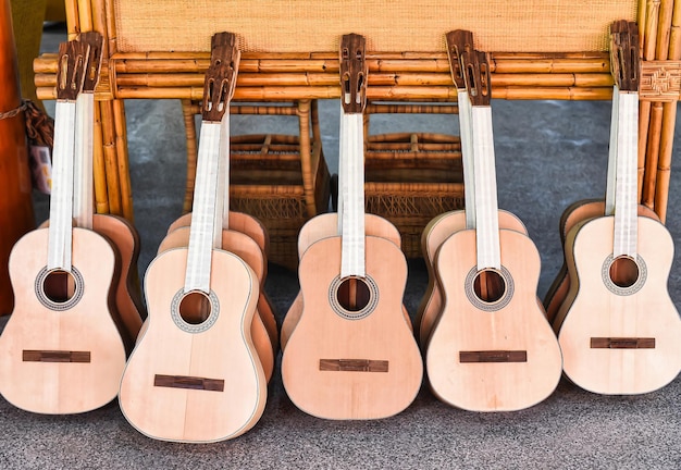 Foto muchas guitarras de secado de madera sin terminar en el taller