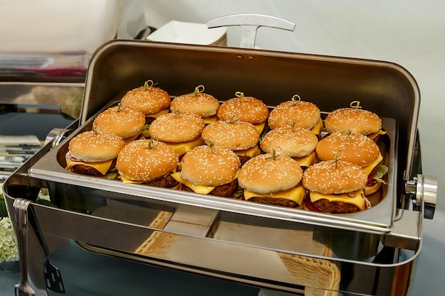 Muchas hamburguesas pequeñas en catering para eventos.