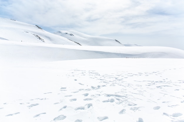 Muchas huellas en la montaña cubierta de nieve.