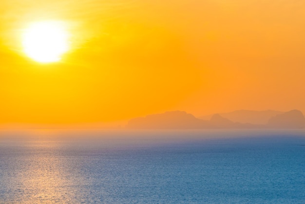 Muchas islas pequeñas en el mar al atardecer