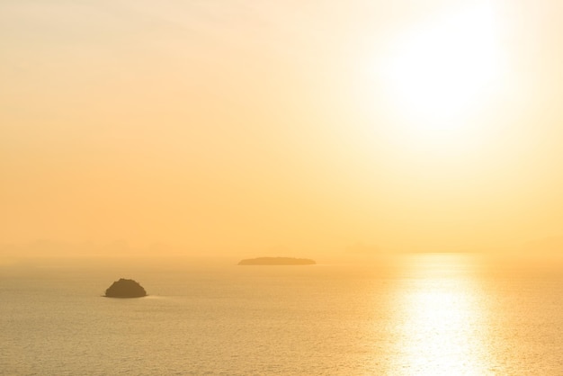 Muchas islas pequeñas en el mar al atardecer