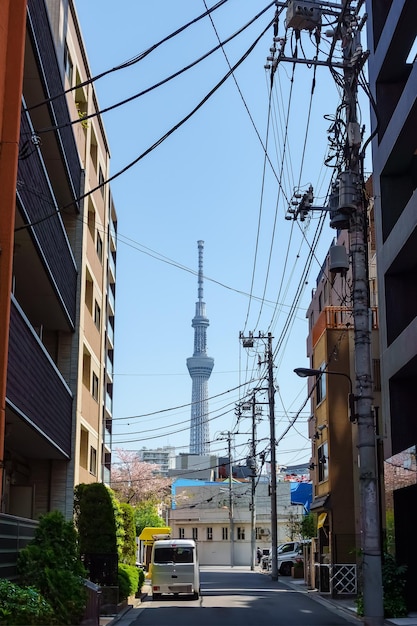 Muchas líneas eléctricas que se cruzan entre edificios en las calles de Tokio, Japón