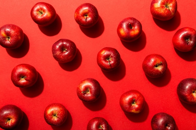 Muchas manzanas rojas sobre fondo de color vista superior Patrón de otoño con manzana fresca vista superior