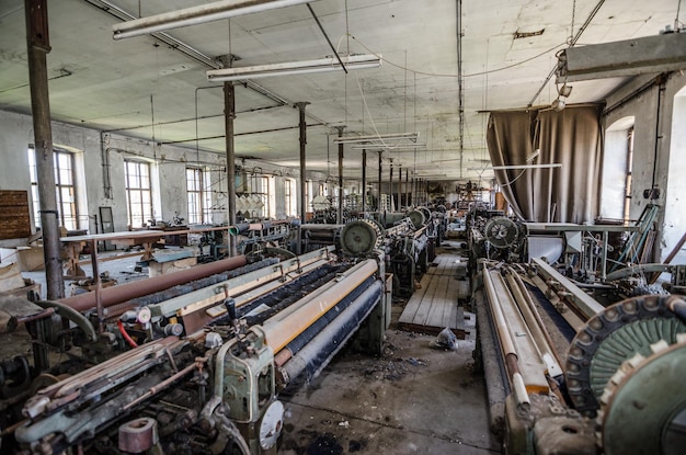 Muchas máquinas en fábrica textil