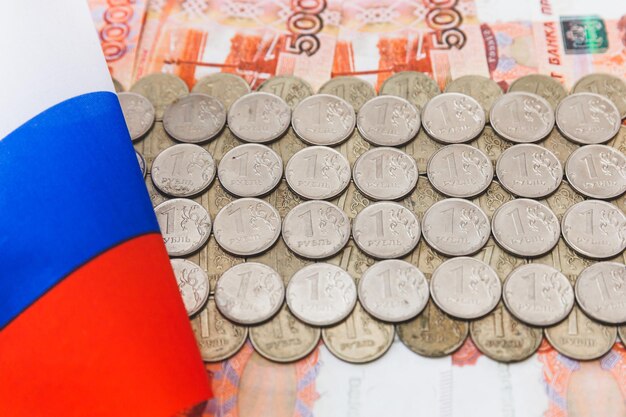 Muchas monedas de 1 rublo yacen en dinero ruso