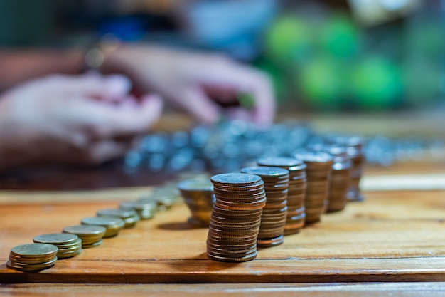 Muchas monedas en una mesa de madera