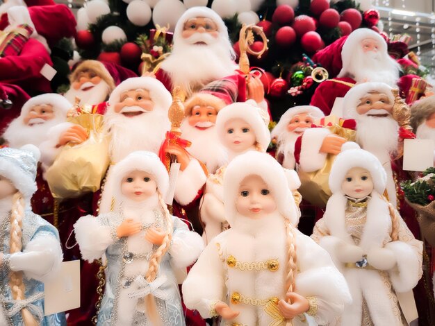 Muchas muñecas navideñas se venden en el centro comercial.