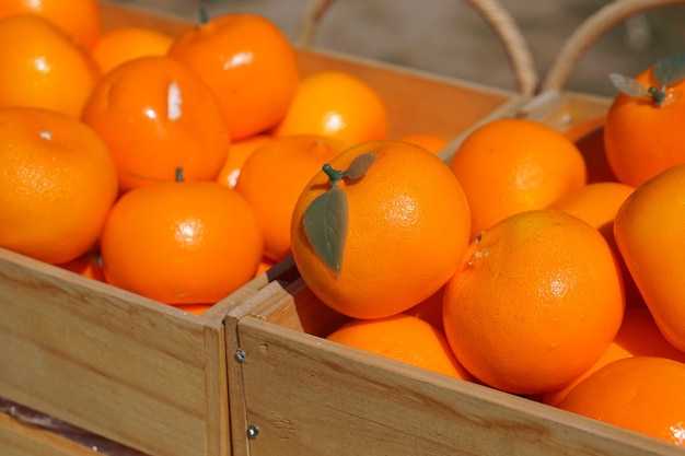 Muchas naranjas en una caja