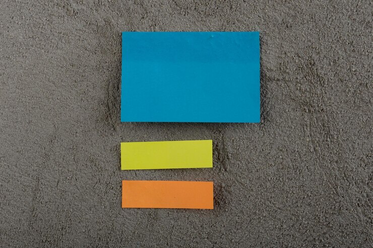 Foto muchas notas adhesivas de colores sobre fondo de cemento gris copiar espacio