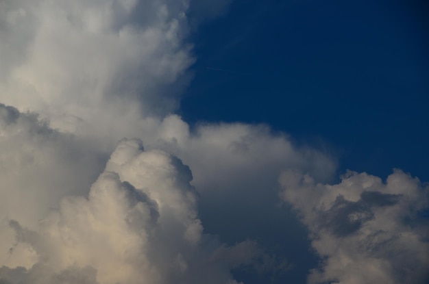 Muchas nubes esponjosas en el cielo