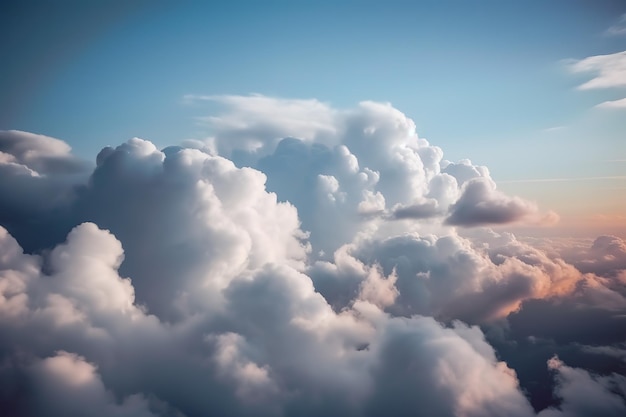 Muchas nubes sobre el fondo del cielo