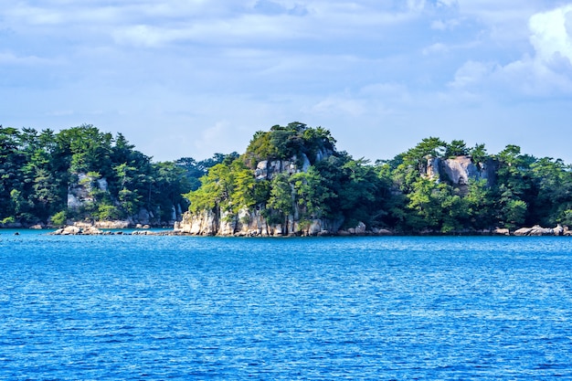 Muchas pequeñas islas sobre el océano azul en un día soleado, el famoso islote de balneario de perlas de Kujukushima (99 islas) en el Parque Nacional Sasebo Saikai, Nagasaki, Kyushu, Japón.