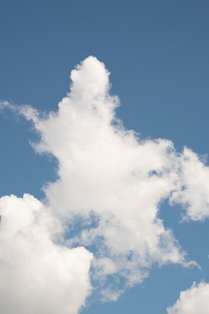 Muchas pequeñas nubes en el cielo azul. Verano nublado. Nubes blancas flotando en el cielo.