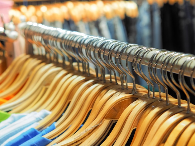 Muchas perchas de madera en el armario o perchero en la tienda