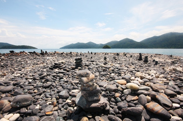 Muchas piedras hermosas en Koh Hin Ngam en el archipiélago del mar de Andaman en Tailandia