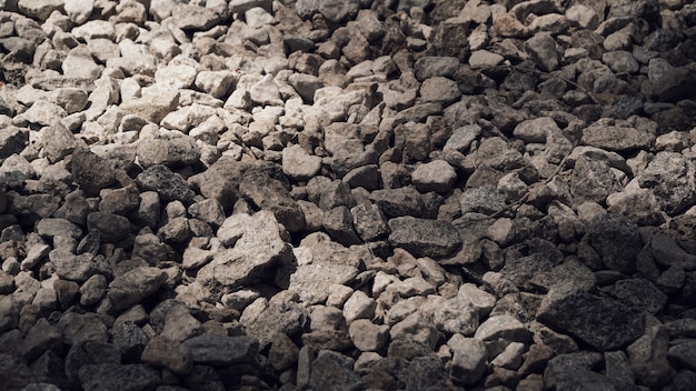 Muchas de las piedras en el piso con un poco de luz solar