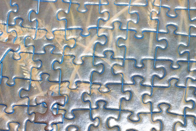 Muchas piezas de rompecabezas con borde azul conectadas a una imagen completa