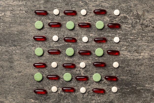 Muchas píldoras diferentes y espacio para texto en la vista superior de fondo de colores