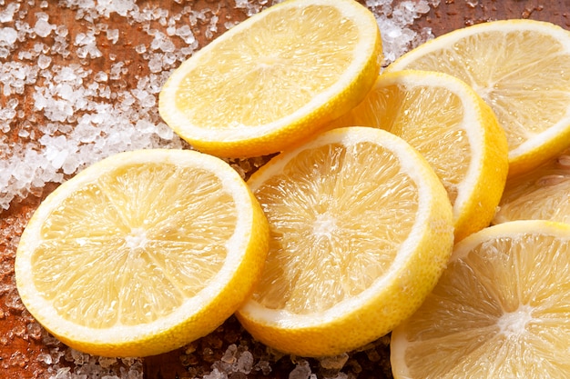 Muchas rodajas de limón amarillo