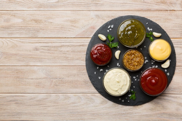 Muchas salsas y hierbas diferentes en la mesa plana vista superior salsas en el plato concepto saludable