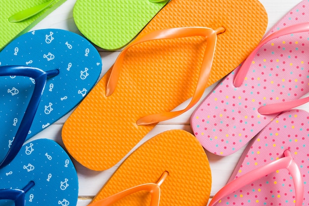 Muchas sandalias de color flip flop