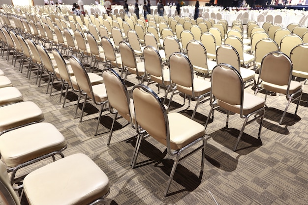 Muchas sillas dispuestas en orden de filas para el concurso de rendimiento en el salón de baile