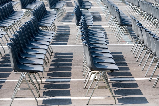 Muchas sillas vacías sin público