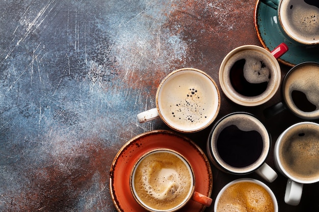 Muchas tazas de café en la mesa de piedra