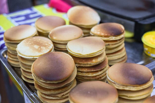 Muchas tortitas cocidas sin rellenar en el mercado nocturno vietnamita