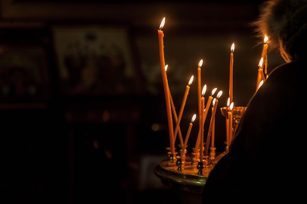 Muchas velas de cera encendidas en la iglesia ortodoxa o el templo para la ceremonia de pascua