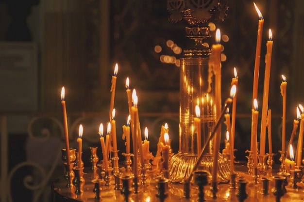 Muchas velas de cera encendidas en la iglesia ortodoxa o el templo para la ceremonia de pascua