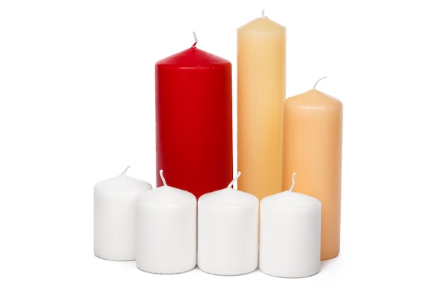 Muchas velas coloridas aisladas en blanco