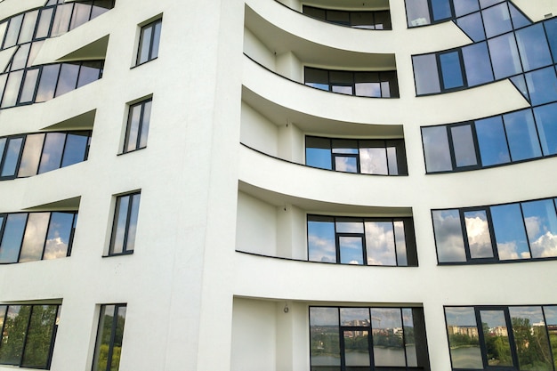 Muchas ventanas en la fachada de un nuevo edificio de apartamentos