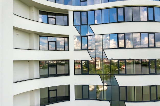 Muchas ventanas en la fachada del nuevo edificio de apartamentos.