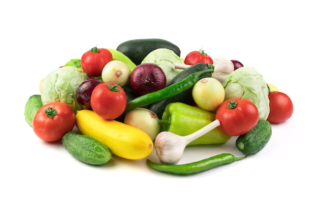 Muchas verduras frescas, maduras y diferentes con gotas de agua. Vista lateral. El concepto de productos naturales, una nutrición adecuada.
