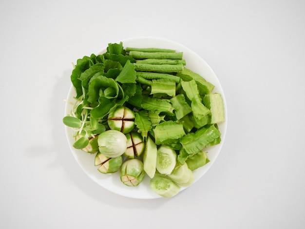 Muchas verduras frescas en un plato blanco