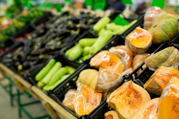 Muchas verduras en el pasillo de productos agrícolas frescos de un supermercado