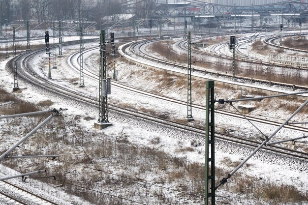 Muchas vías de ferrocarril cubiertas por nieve fresca en Alemania