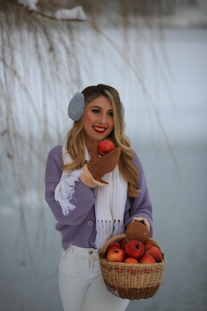 Muchas vitaminas en las manzanas Las verduras y frutas se almacenan para el invierno en cada familia.