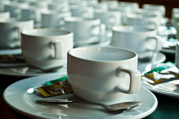 Mucho café en tazas en la mesa.