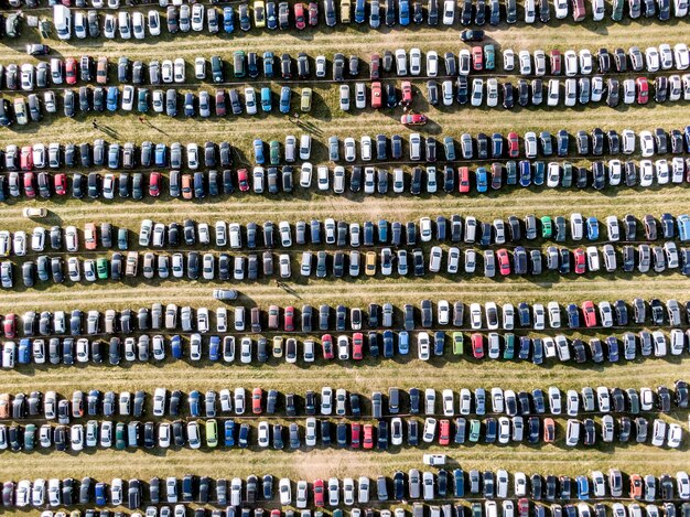 Muchos autos estacionados en el campo. Fondo de coche. Vista superior