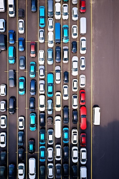 muchos autos están estacionados en un estacionamiento